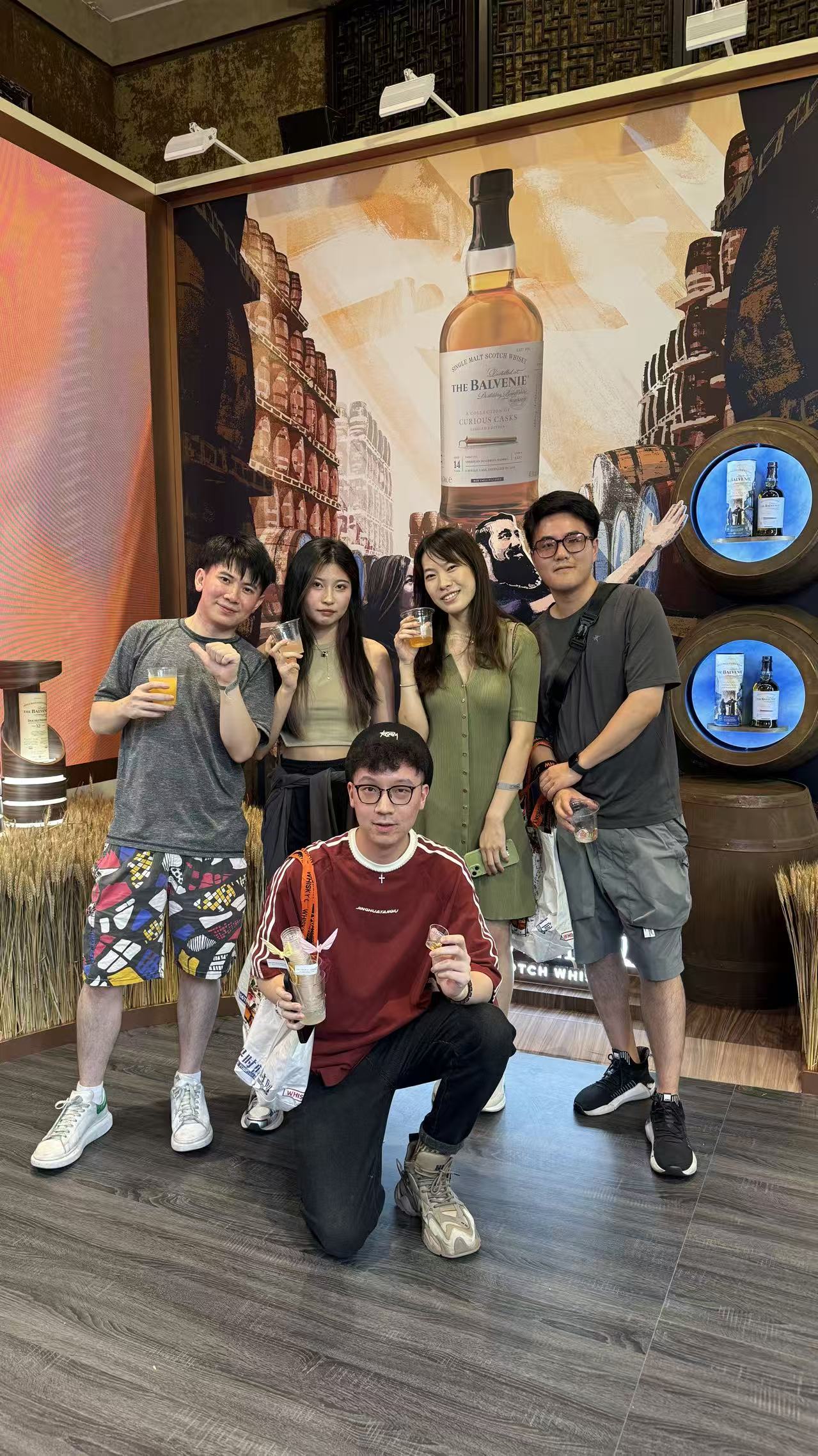 酒展举杯