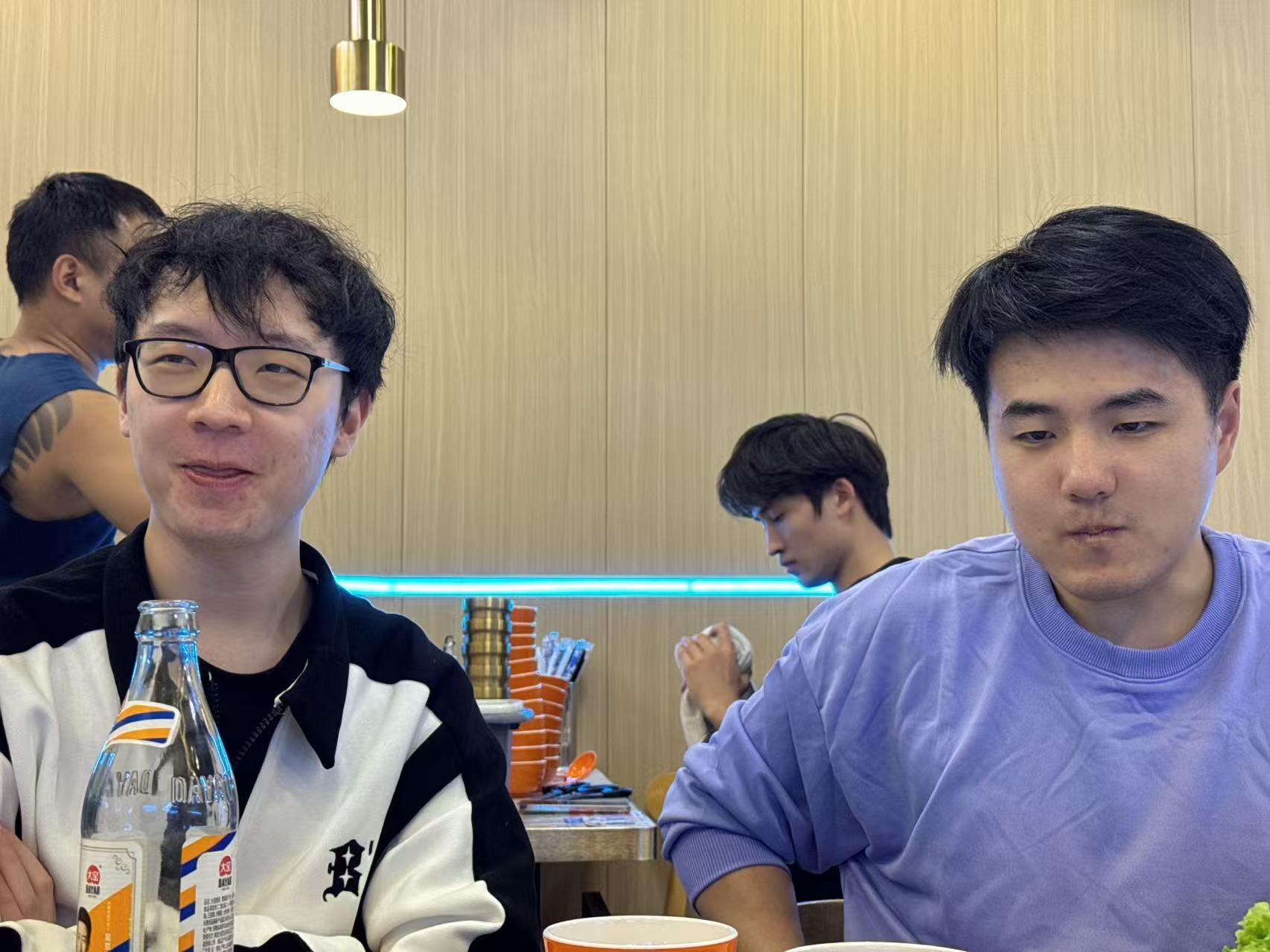 饭桌合影